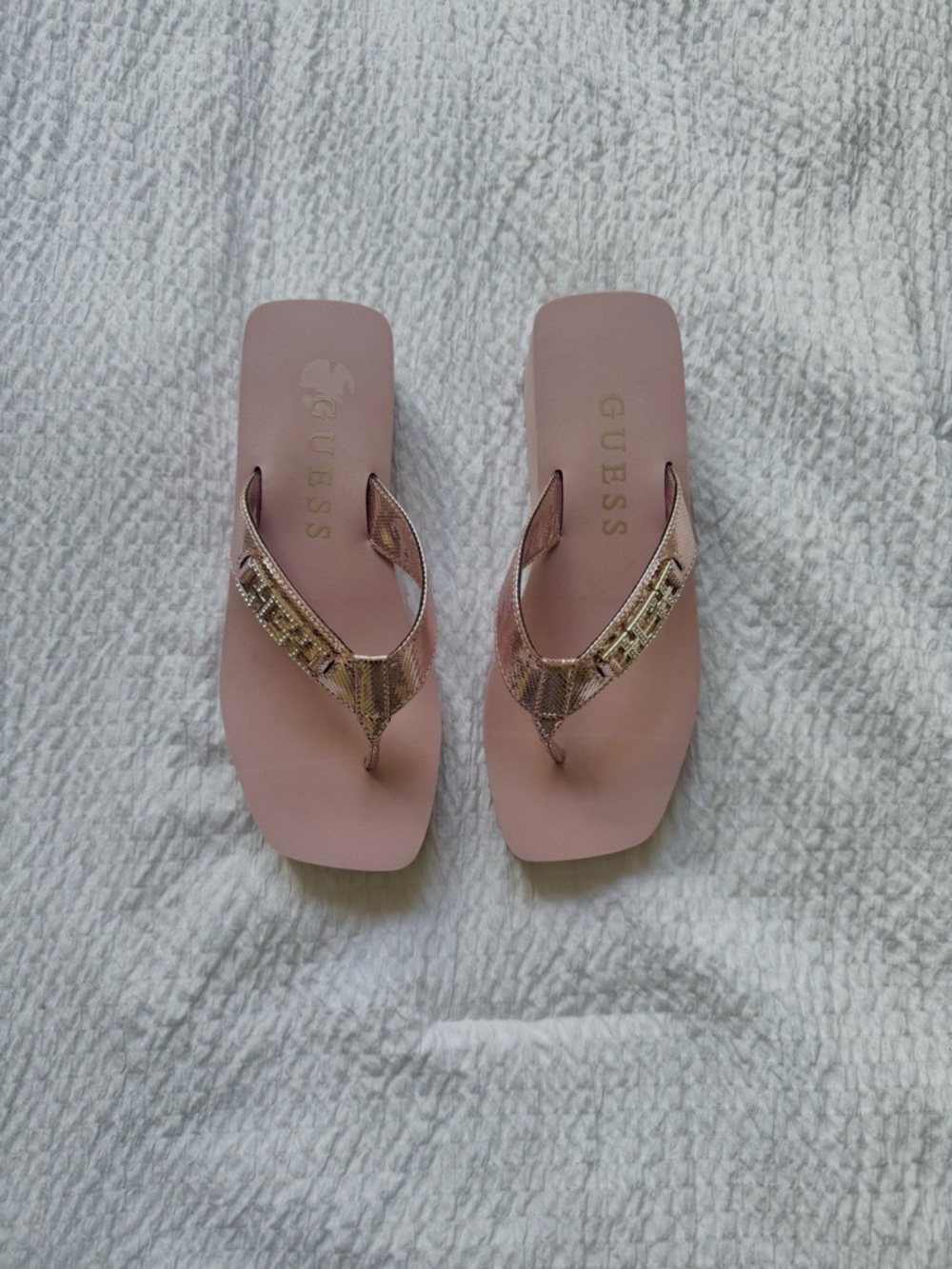 GUESS Women's Pink Metallic platform Thong sandals